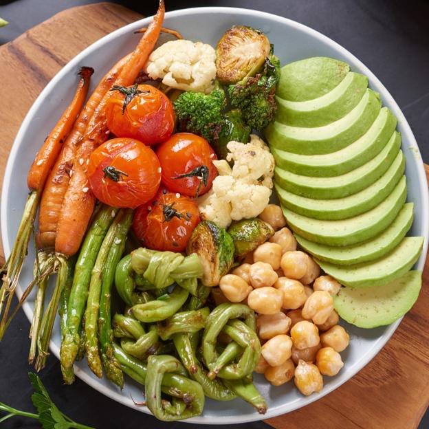 Verduras frescas a la plancha con garbanzos y aguacate. 