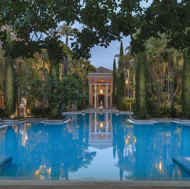 Detalle de la piscina del hotel Anantara Villa Padierna en Marbella.