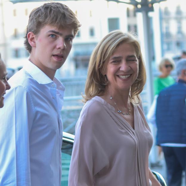 Alpargatas de cuña y pantalones campana, el look cómodo de la infanta Cristina que puedes comprar baratísimo en las rebajas de Zara