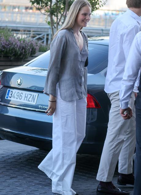 Irene Urdangarin con un look con pantalones blancos. / GTRES