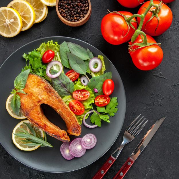 Plato con un filete de salmón a la plancha con ensalada fresca. 