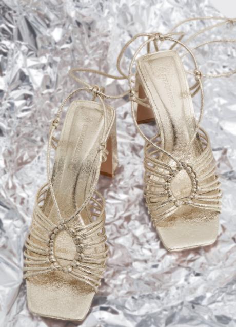 Sandalias doradas de Stradivarius (29,99 euros)