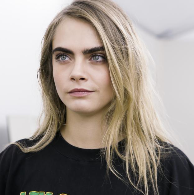 Cara Delevigne presume de una mirada definida y poblada.