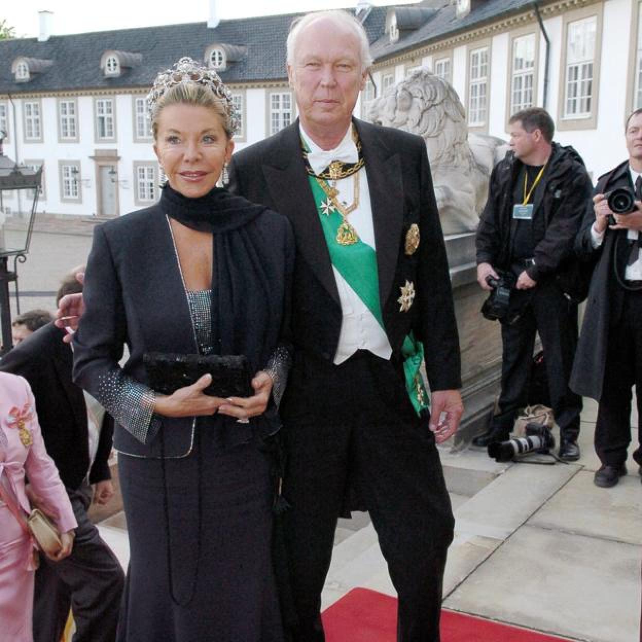 Víctor Manuel de Saboya y su mujer, Marina Doria, a su llegada a la cena posterio a la boda del príncipe heredero Federico de Dinamarca y Mary Donaldson, en mayo de 2004. /gtres
