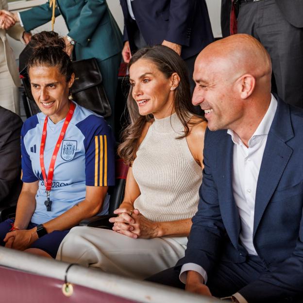 La reina Letizia viendo el entrenamiento de la selección.