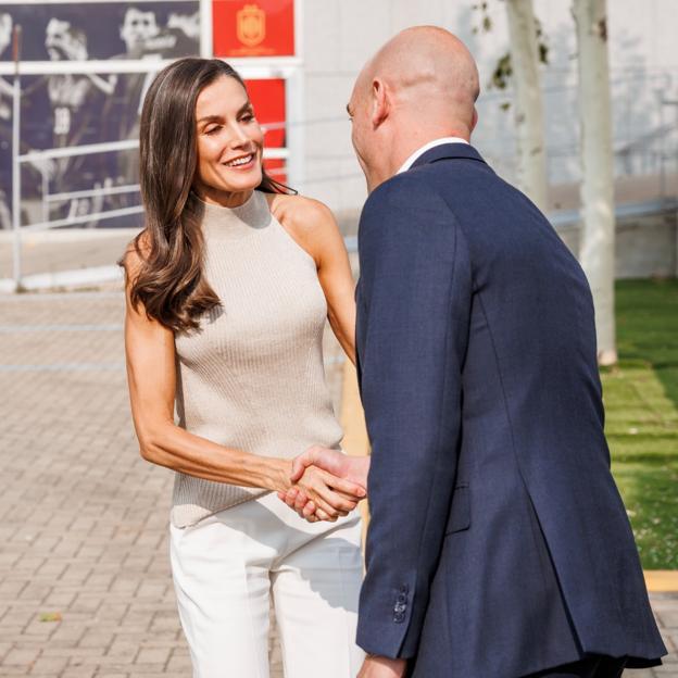 La reina Letizia saludando a Luis Rubiales, Presidente de la Real Federación Española de Fútbol.