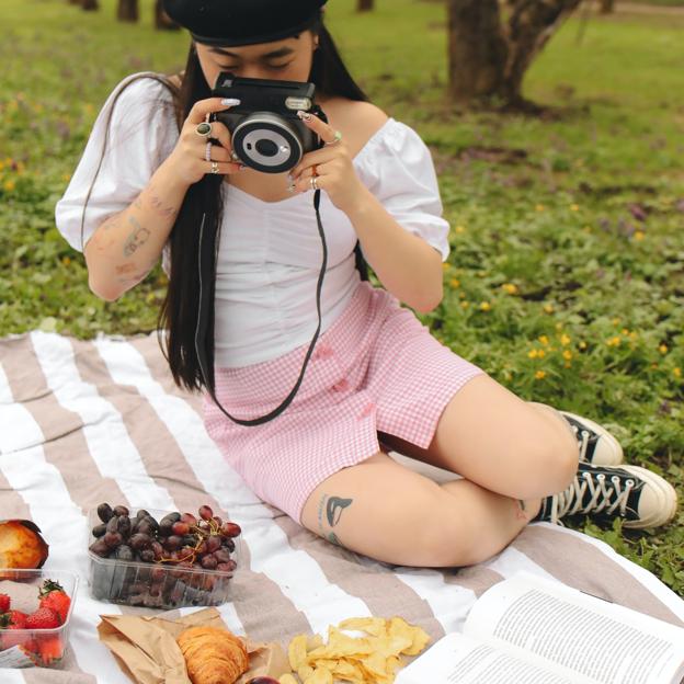 Mujer fotografiando comida