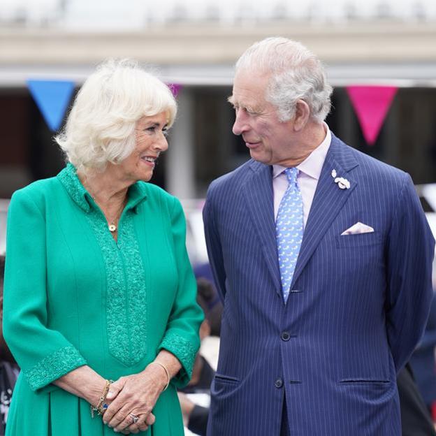 «Camilla es una mujer mayor que nunca ha trabajado y lo está haciendo bien»: hablamos con Lady Colin Campbell sobre la reina consorte de Inglaterra