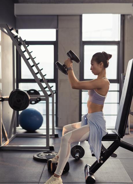 Mujer entrenando brazos. / PEXELS