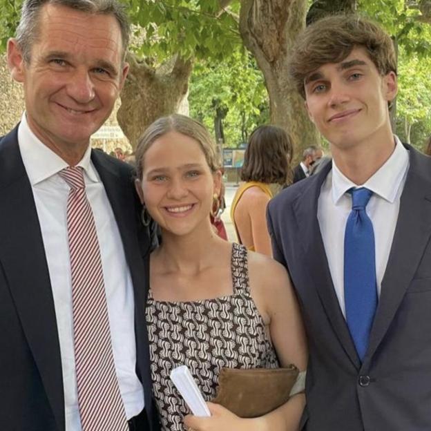 Pablo Urdangarin con su padres, Iñaki, y su hermana pequeña, Irene. 