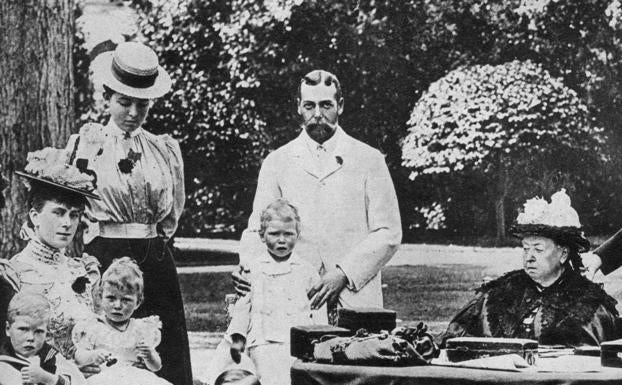 Margarita de Connaught, (de pie junto al árbol) con su familia en el campo.