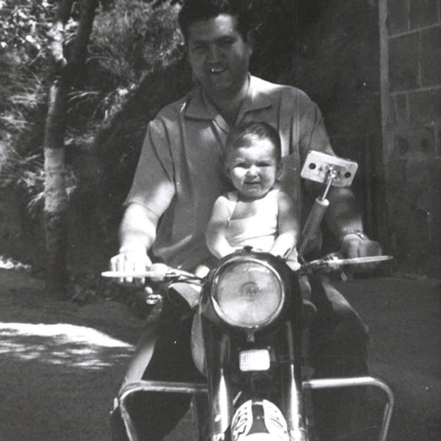 Saturnino, el padre de Alberto Núñez Feijóo, le lleva de bebé en su moto. 