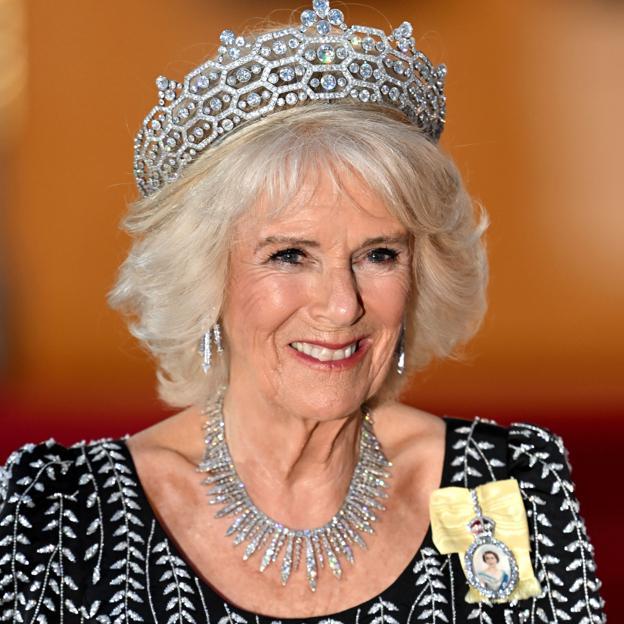 La reina Camilla no llevó una, sino dos tiaras en su primera cena de gala en Alemania. /