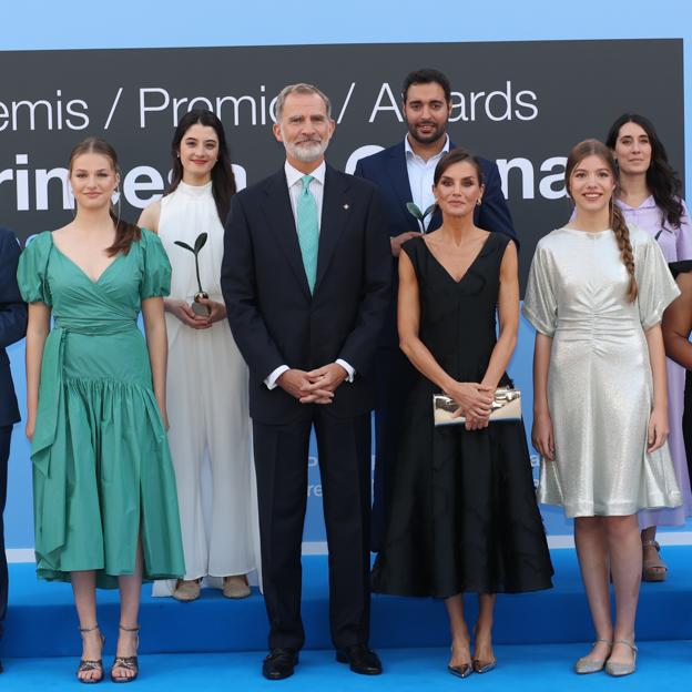 Posado final de la familia real con los premiados por la Fundació Princesa de Girona en sus galardones anuales a talentos menores de 35 años. 