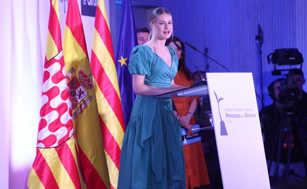 En esta foto se puede entender un poco mejor por qué la princesa Leonor se puso más nerviosa de lo habitual: las cámaras estaban mucho más cerca y a la vista que, por ejemplo, en la gala de los Princesa de Asturias. El efecto plató de televisión es innegable. 