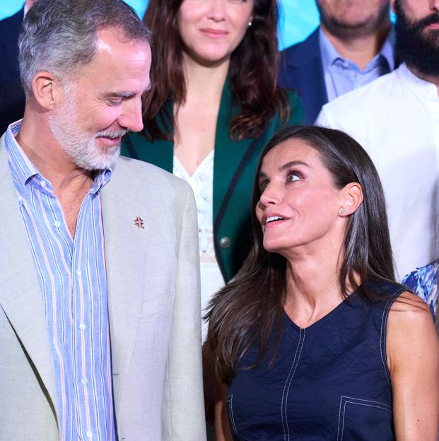 El vestido denim de la reina Letizia está muy parecido en las rebajas de Stradivarius (y cuesta menos de 20 euros)