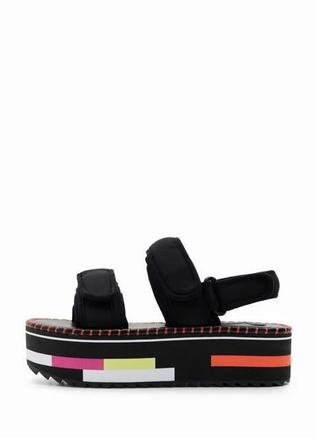 Sandalias negras con toques coloridos de Desigual, 55,97 euros.