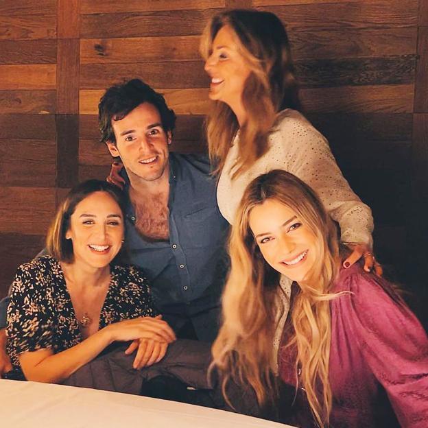 Tamara Falcó posa feliz junto a su novio, Íñigo Onieva, su suegra, Carolina Molas, y su cuñada, la actriz Alejandra Onieva. /