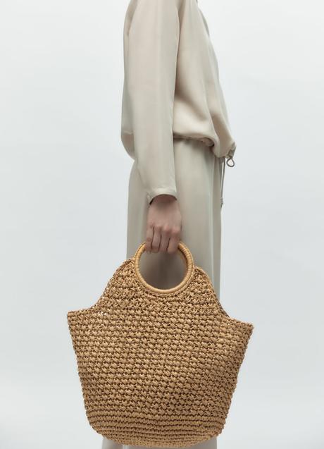 Bolso de rafia de Zara (29,95 euros)