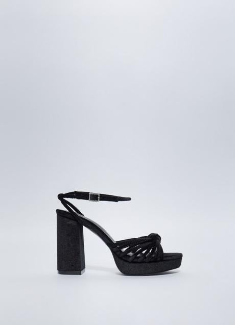 Sandalias negras de Sfera (39,99 euros)