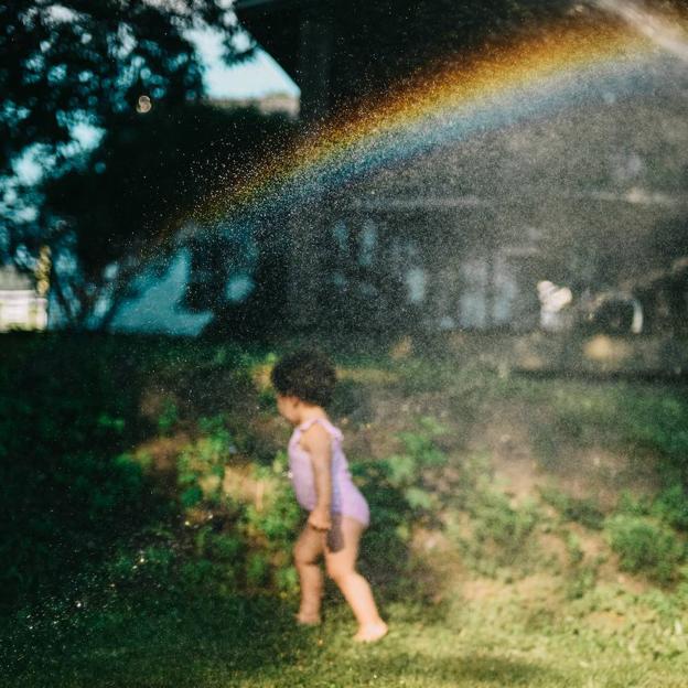 Niño jugando en el sol