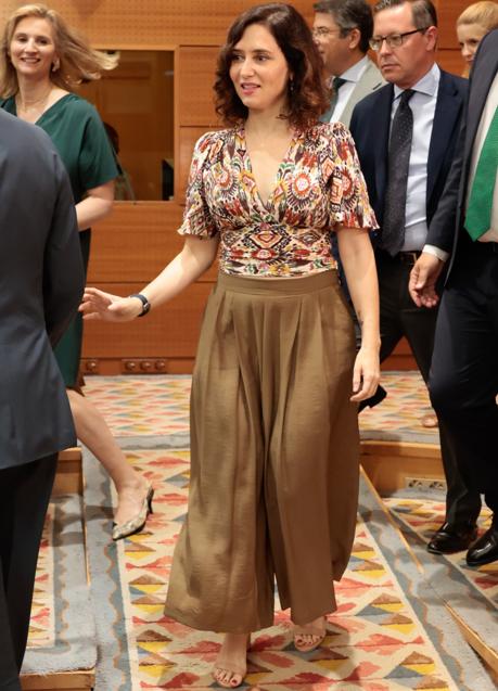 Isabel Díaz Ayuso retoma su agenda política con un look cómodo y colorido. Foto: GTRES.