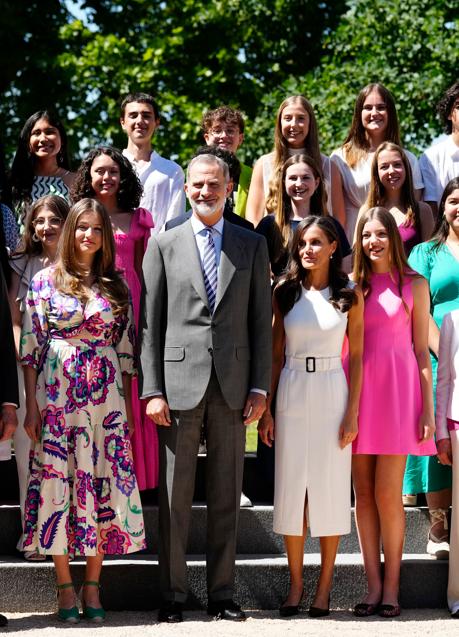 Los reyes y sus hijas durante la audiencia de hoy en La Zarzuela. / LIMITED PICTURES