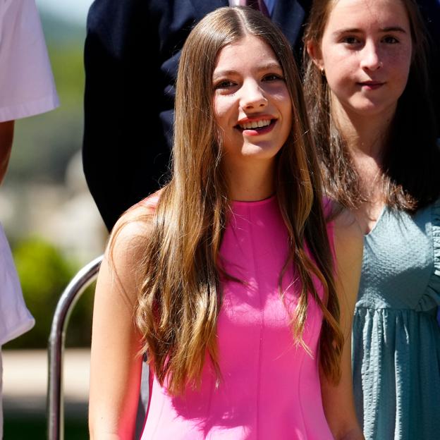 La infanta Sofía arrasa con un vestido de Sfera: baratísimo, comodísimo y del color favorito de la reina Letizia