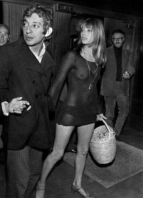 Jane Birkin, con cesto y naked dress, junto a Serge Gainsbourg. Foto: Gtres