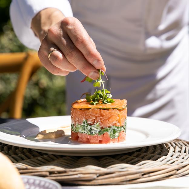 El tartar de tomate con ensalada de espinacas frescas y salmón marinado es una propuesta ideal para el verano.