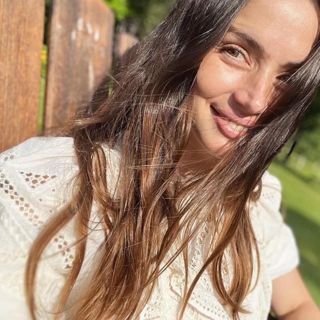 El vestido blanco y versátil de Ana de Armas que puedes conseguir en Zara rebajado