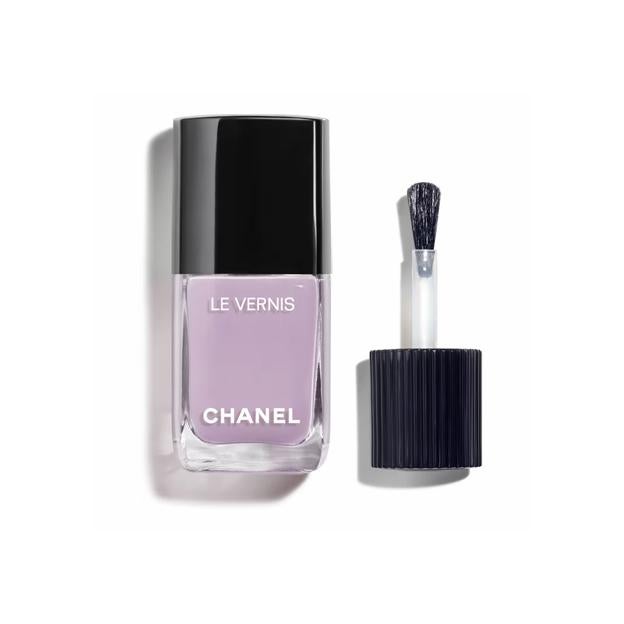 Esmalte de uñas en color lavanda de Chanel.