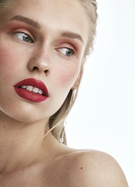 En los labios, la modelo lleva el labial de Shiseido Technosatin Gel LIpstick en tono Red Shift de Shiseido. Pendientes: Messika. </p><p> / 