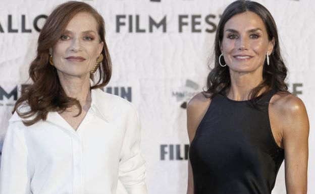 La reina Letizia junto a la actriz francesa Isabelle Huppert, en la pasada edición del Atlàntida Film Fest de Palma de Mallorca. 