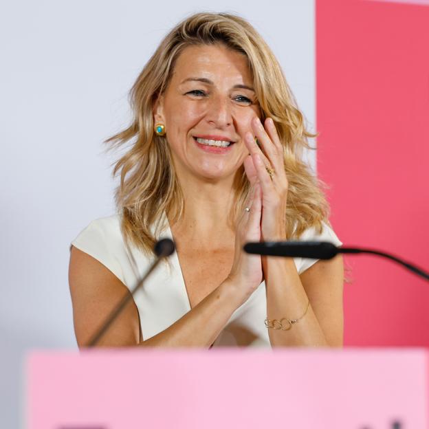 Yolanda Díaz, muy elegante en las elecciones generales con un look blanco y unas sandalias azules preciosas