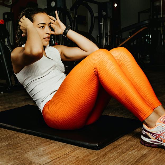 Mujer entrenando abdominales