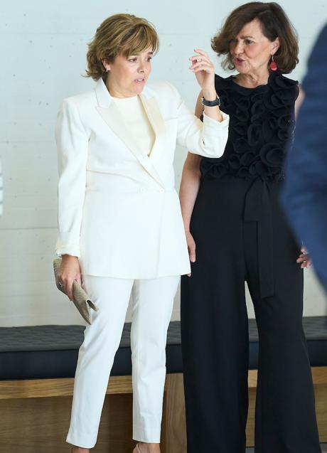 Soraya Sáenz de Santamaría y Carmen Calvo, ambas ex vicepresidentas del gobierno, charlaron animadamente durante la inauguración de la Galería de las Colecciones Reales. (FOTO: LIMITED PICTURES)