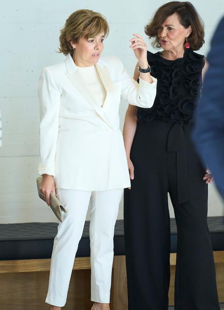 Soraya Sáenz de Santamaría y Carmen Calvo, ambas ex vicepresidentas del gobierno, charlaron animadamente durante la inauguración de la Galería de las Colecciones Reales. / LIMITED PICTURES