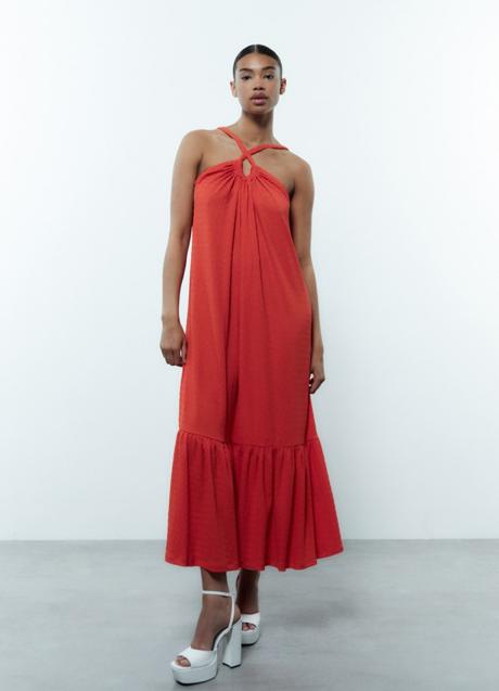 Vestido rojo de Sfera (19,99 euros)