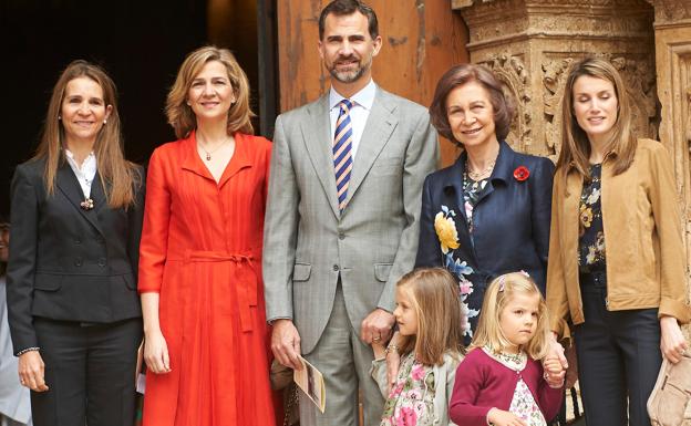 La última vez que la reina Letizia coincidió en Palma de Mallorca con las infantas Elena y Cristina no fue en verano, sino en la Semana Santa de 2011.