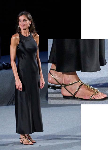 Letizia con unas sandalias de Magrit. / LIMITED PICTURES