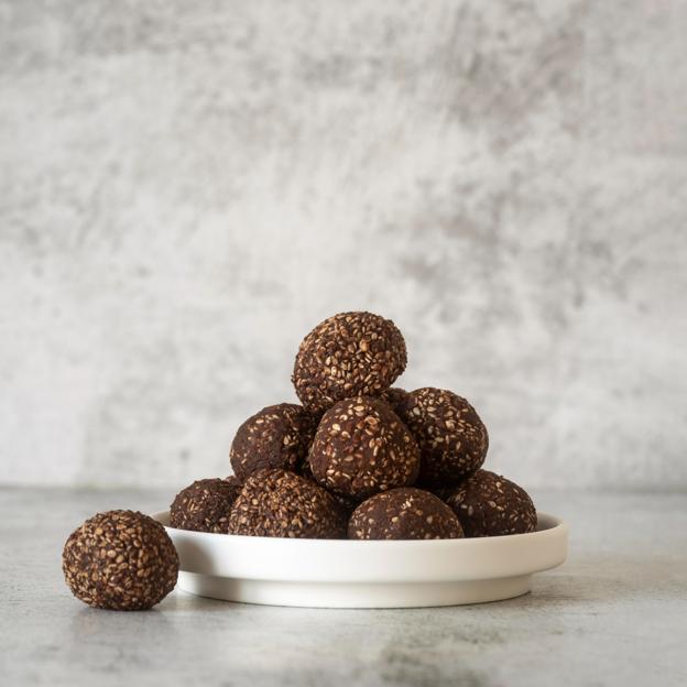 Trufas de chocolate con leche de anacardos y ralladura de naranja.