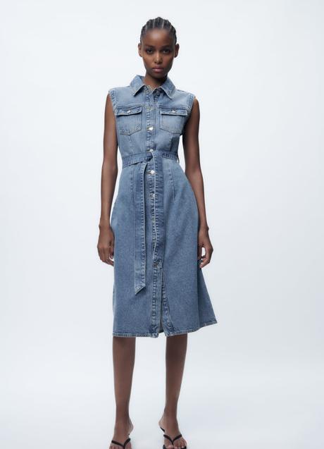 Vestido camisero con lazada en denim de Zara. Foto: Zara.