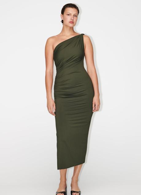 Vestido drapeado en verde de Zara. Foto: Zara.