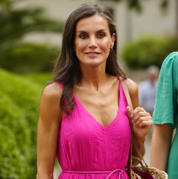 La reina Letizia estrena look de verano en Mallorca con vestido rosa, capazo de rafia y alpargatas planas