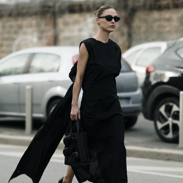 El vestido negro perfecto acaba de llegar a las novedades de Stradivarius: barato, sienta de maravilla y es muy ponible