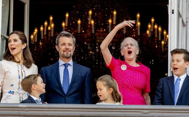 Margarita de Dinamarca con su familia en el balcón del palacio de Amalienborg.