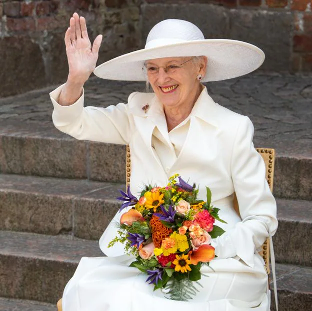 Margarita de Dinamarca sentada y vestida de blanco. 