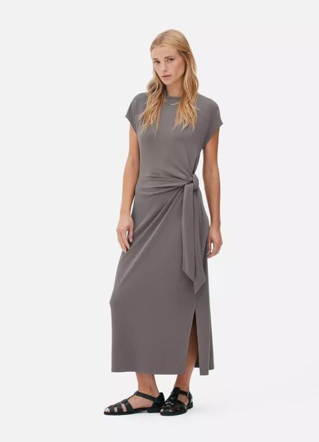 Vestido midi en color gris de Primark. Foto: Primark.