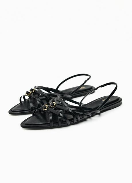 Sandalias negras de Zara (29,99 euros)